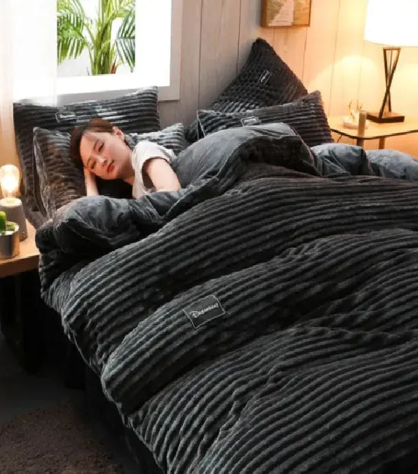 Comfy Coral Velvet Bedding Set - Puck's